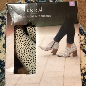 Cute spot print pointed toe boots